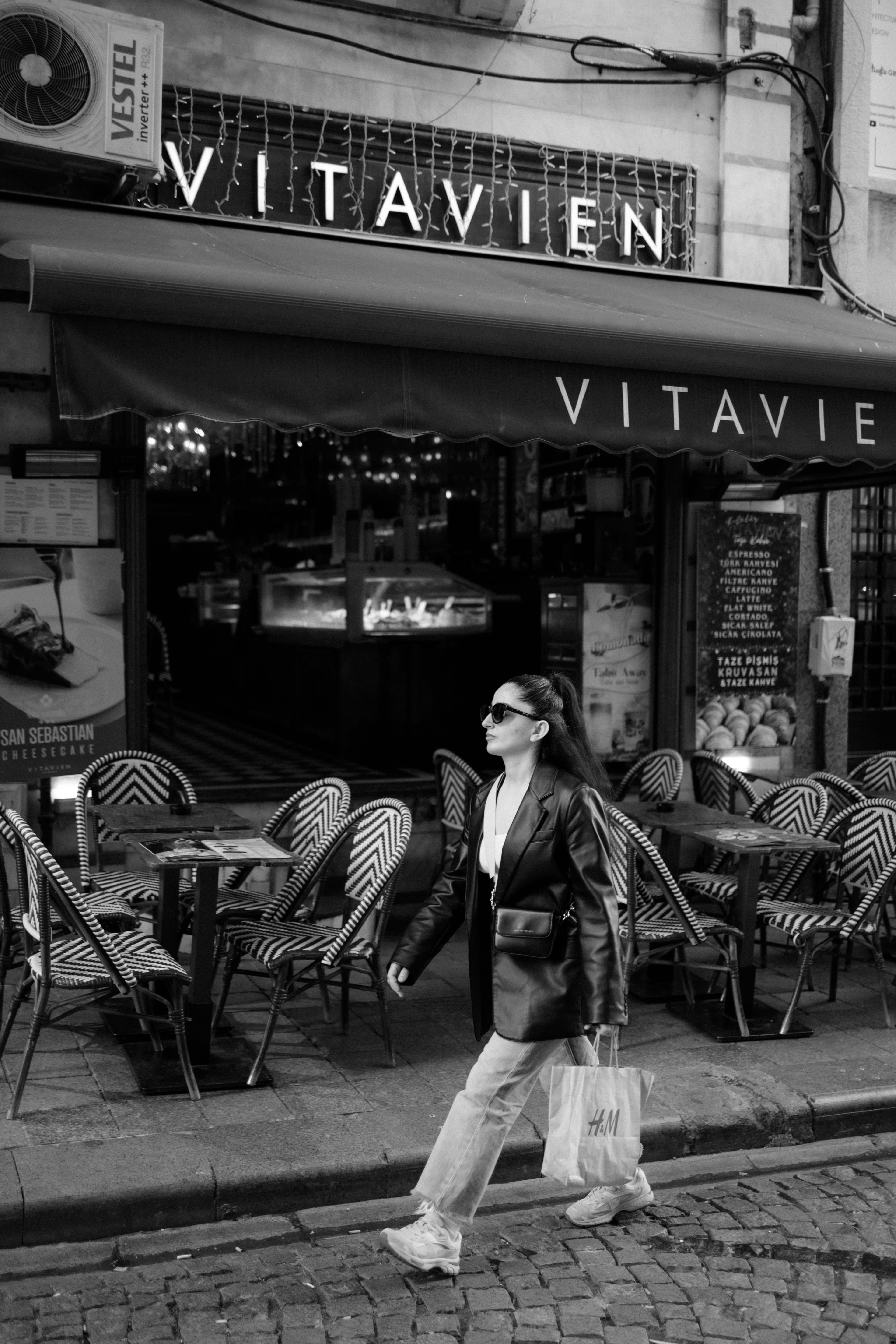 Scène de rue, café en terrasse