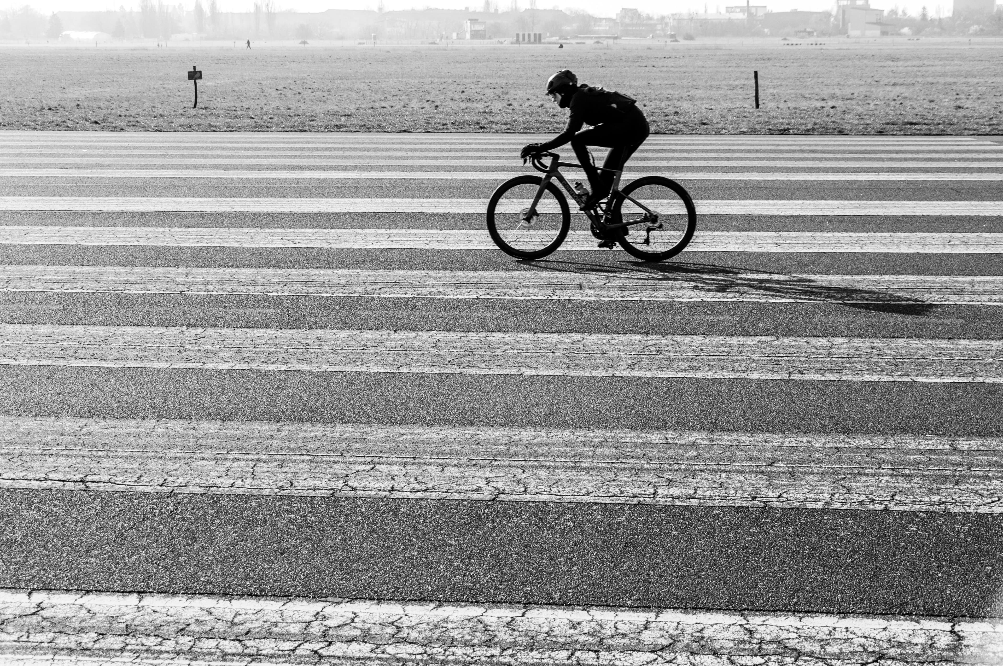 Groupe d'amis souriants en noir et blanc